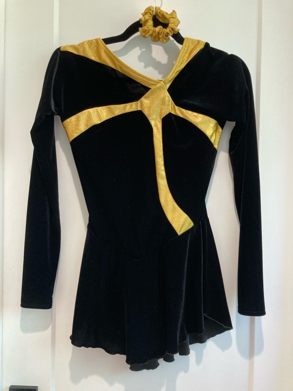 ⛸️🖤 Del Arbour long sleeve velvet and metallic gold figure skating dress